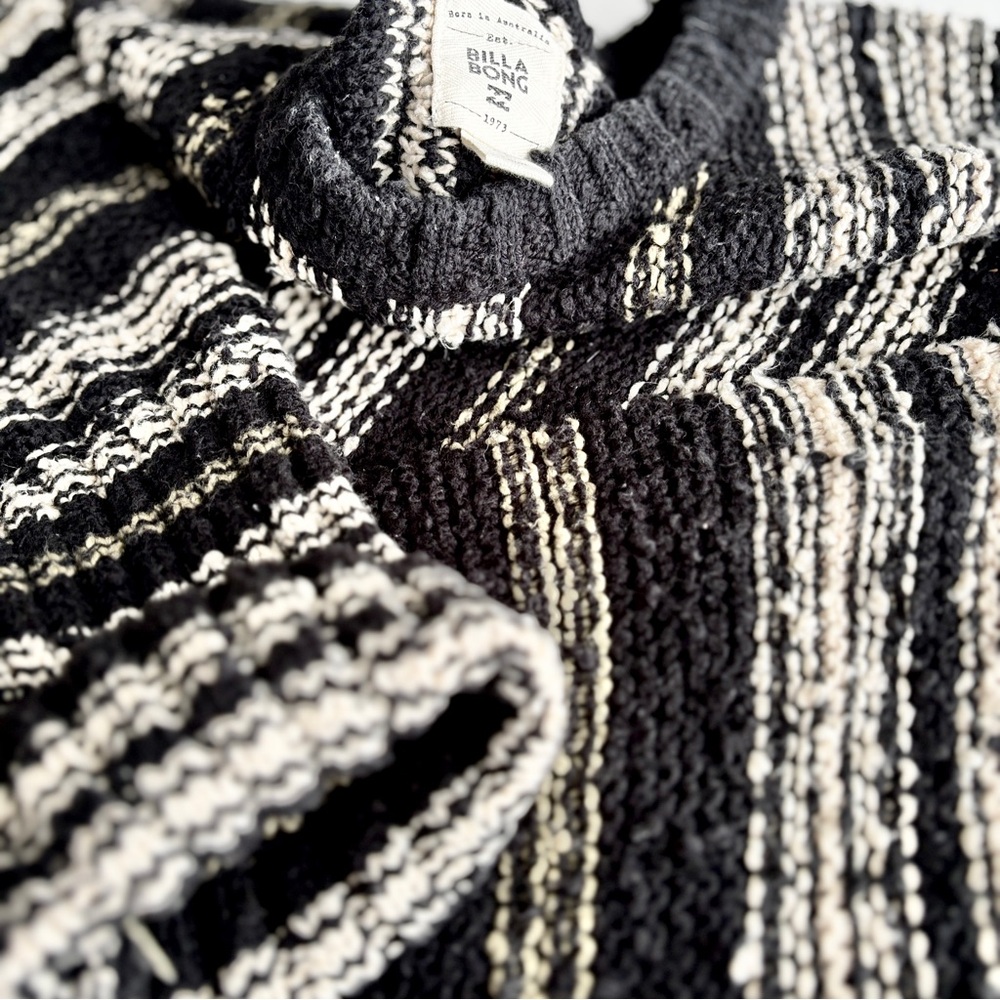 Billabong Crew Neck Sweater with Vertical Stripes